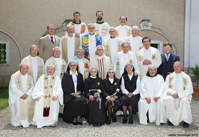 Priester und Jubilarinnen